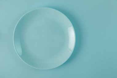 Aynı mavi arkaplandaki boş mavi plaka. Üst görünüm