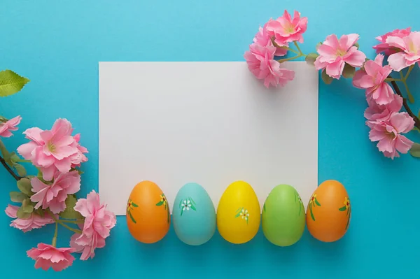 Composição Páscoa Ovos Páscoa Flores Papel Branco Branco Sobre Fundo — Fotografia de Stock