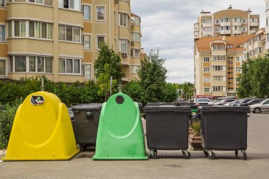 Ayrı çöp toplama için plastik çöp kutusu. Yeşil, sarı ve siyah çöp kutuları. Çöp ayıklama