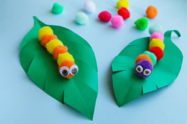 Erken öğrenme fikirleri. Pom pon 'dan tırtıl. Bebek ve anaokulu çocukları için etkinlikler. Montessori
