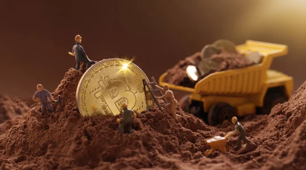 Miner figurines digging ground to uncover big Gold bitcoin. Cryptocurrency Mining concept — Stock Photo, Image