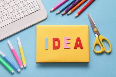 Beyaz klavye, renkli kelime IDEA, mavi arkaplanda renkli kırtasiye. Uzayı kopyala Çevrimiçi kurslar. Uzak bir e-öğrenme sınıfı. Sanat eğitimi kavramı.