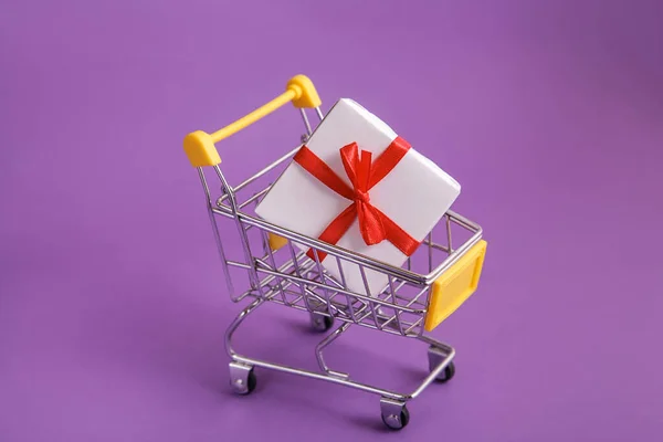 Winkelwagen Geschenkdoos Violette Achtergrond Verkoopconcept — Stockfoto