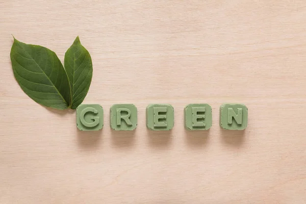 Trä Bakgrund Med Gröna Naturliga Löv Och Gröna Block Meddelande — Stockfoto