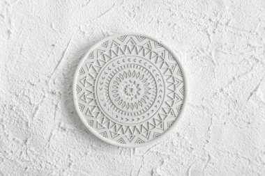 Dekor Ev Alçıtaşı. El yapımı beton. Beton arka planda Yuvarlak Kahve Altlığı. Beyaz arka planda beyaz plaka. Beton plaka modeli. Ürün yerleştirme şablonu. Üst görünüm, boşluk kopyala.