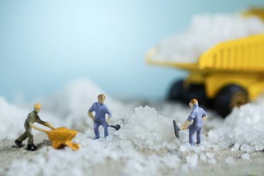 Lityum madenciliği. Yenilenebilir enerji kavramı. Lityum madenciliği yapan minyatür işçiler. Madencilik ya da Maden Kaynakları Departmanı.