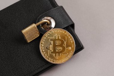 Sanal Cüzdan ve Bitcoin kavramı. Altın bitcoin ve asma kilit. Kripto Cüzdanı