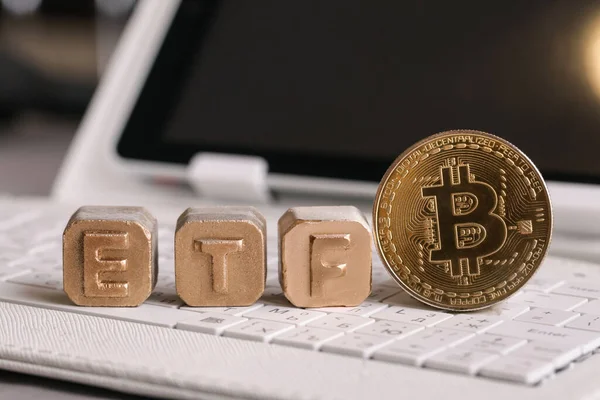 Letters Gold ETF and Bitcoin on white keyboard. Crypto currency — Stock Photo, Image