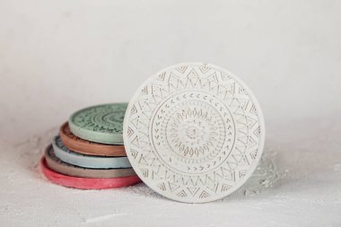 Boyama Betonu. Beyaz Mandala Bardakaltlıkları. El altlığı. Mum Tutucular, Dekoratif Parçalar. Beton Altlıklar