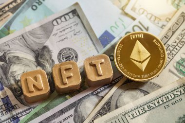 Para iadesi olmayan jeton. Altın harf NFT ve Ethereum madeni para. Dolar arkaplanındaki blok zinciri kripto para birimi