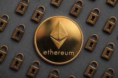 Siyah arka planda asma kilit olan ruhani para. Ethereum güvenliği. Dijital siber güvenlik ya da güvenlik şifrelemesi, çevrimiçi bilgi ya da veri koruması için engelleme teknolojisi. Korsanlık karşıtı