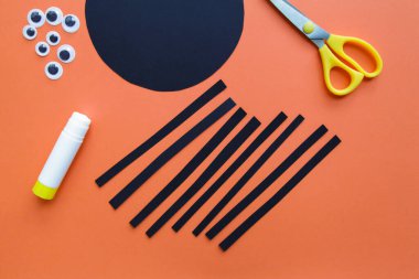 Çocuk siyah örümcek yaratıyor. Cadılar Bayramı süsü. Çocuk sanat projesi. Diy konsepti. - Adım adım. Adım 3