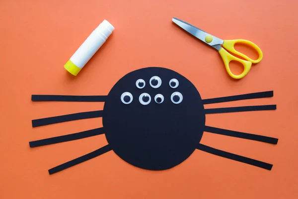 Gyermek Létrehoz Egy Fekete Pók Dekorációt Halloween Buli Gyerekművészeti Projekt — Stock Fotó