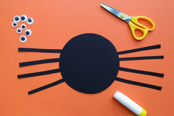 A gyerek fekete pókot teremt. Halloween dekoráció. Gyerekművészeti projekt. Barkácsolás. Lépésről lépésre. 4. lépés — Stock Fotó