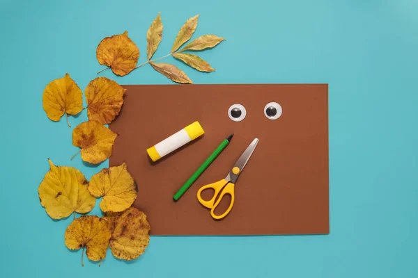 乾いた葉は芸術の秋を意味します 秋の装飾を作る小さな子供葉からフクロウ 子供のアートプロジェクト Diyのコンセプト ステップバイステップの写真の指示 ステップ1 — ストック写真