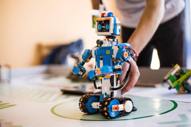 Kök eğitimler, mucit okulu. Yenilikçi robot modelini dizüstü bilgisayarda yapmayı planlayan okul çocukları. Fen eğitimi dersinde DIY robotu