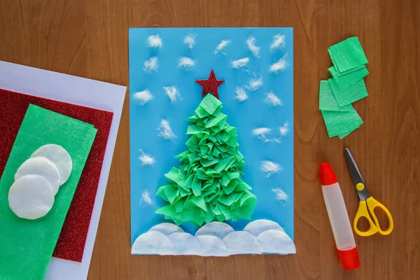 Diy クリスマスツリー 子供のための簡単なクラフト 冬のカード紙 砕いた紙 ナプキン 綿のディスクからクリスマスツリー — ストック写真