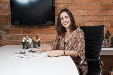 Genç bayan mimar ofisinde çalışıyor.