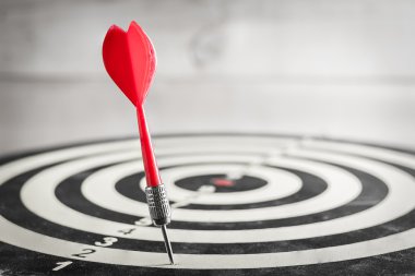 Dart tahtasının merkezindeki kırmızı ok ıskaladı