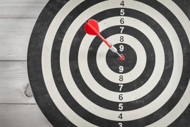 Kırmızı ok ok isabet dart tahtası hedef Merkezi