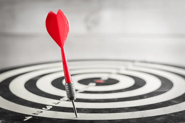 Dart tahtasının merkezindeki kırmızı ok ıskaladı