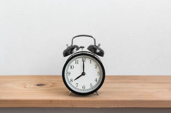 Relógio Alarme Vintage Prateleira Madeira Relógio Alarme Mostrar Horas — Fotografia de Stock
