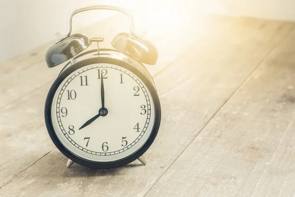 Relógio Alarme Vintage Mesa Madeira Horário Mornig Despertador Mostrar Horas — Fotografia de Stock