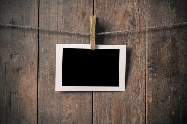 Boş Eski Fotoğraf Çerçevesi Bir İpte asılı Clothespin o
