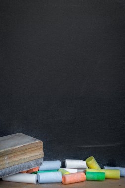 Siyah karatahta zemin üzerinde ahşap tebeşir renkli