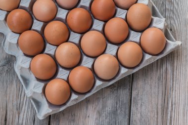 Tahtadaki kağıt tepside yumurtalar