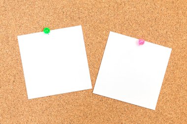 Yeşil ve kırmızı raptiyeli boş beyaz kağıt not.