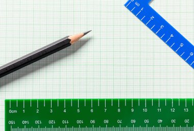 Yeşil grafik kağıdında kopya alanı olan kalem ve cetvel