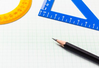 Fotokopi alanı olan yeşil grafik kağıdı üzerinde kalem ve cetvel, Seçici odak