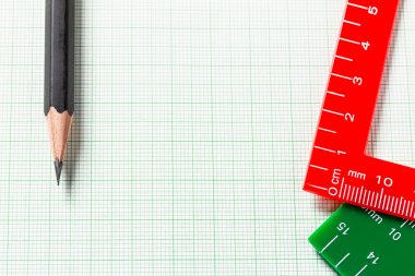 Fotokopi alanı, seçici odak, Seçici odak içeren yeşil grafik kağıdı üzerine kalem ve cetvel