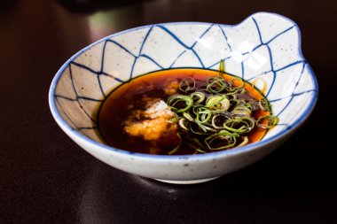 Taze soğanlı soya sosu (soğan) ve turp.