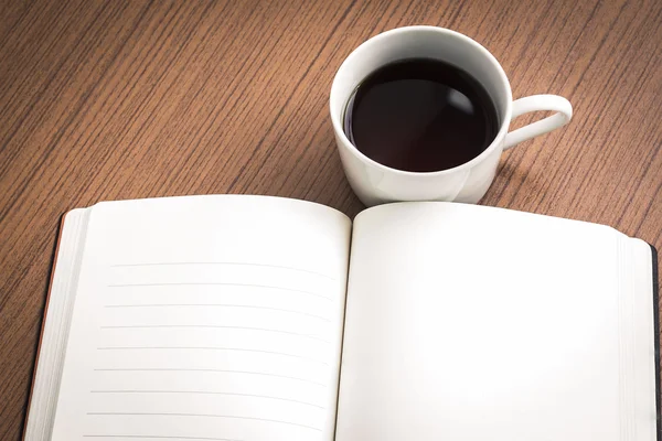 Boş defter ve kahve tahtada (işyeri konsepti) )