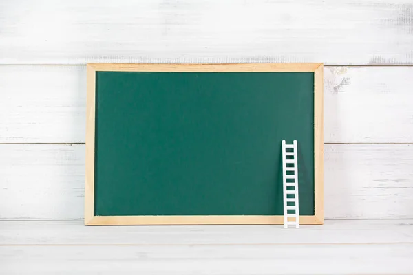 Greenboard Drabiną Białym Tle Drewna Pusty Deska Koncepcja Edukacji — Zdjęcie stockowe