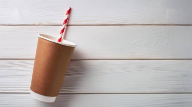 Beyaz Ahşap Masa Arkaplanında Kırmızı ve Beyaz Çizgili Kağıt Kamış Kahverengi Kağıt İçeceği Bardağı