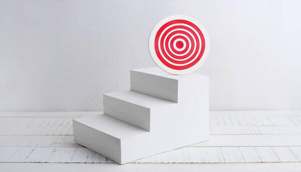 Белая лестница, ведущая к красному кругу, символизирует стратегическое планирование и успех бизнеса