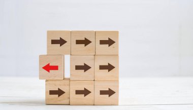 Karşıt Kırmızı Ok Liderliği, Yenilik ve Farklı Düşünce Konseptine sahip Tahta Bloklar.