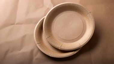 Kraft Arkaplan Üzerinde Çevre dostu Biyoçözünür Kahverengi Kağıt Tabaklar