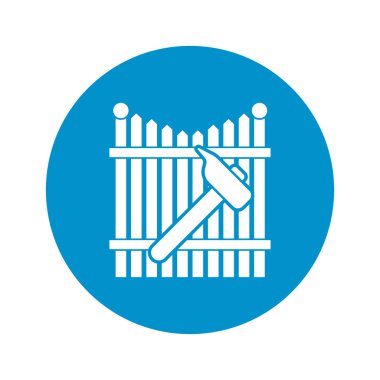 Beyaz arka plan üzerinde çekiç simgesi