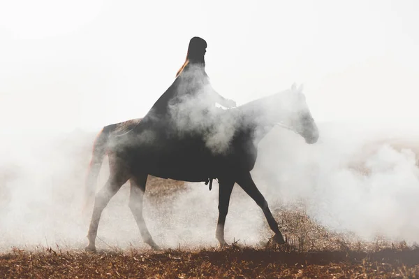 Cavaleiro Misterioso Cavalo Caminha Através Fumaça Grossa Menina Uma Capa — Fotografia de Stock