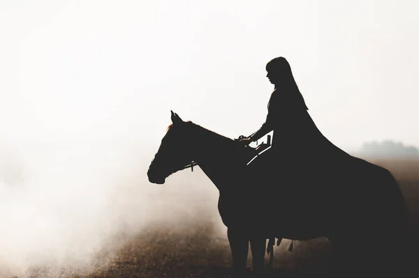 Bela Silhueta Uma Menina Que Monta Cavalo Através Fumaça Espessa — Fotografia de Stock