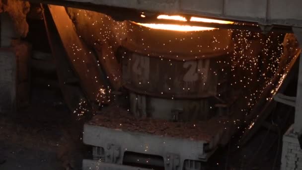 Funken aus heißem Metall fliegen aus dem Bottich — Stockvideo