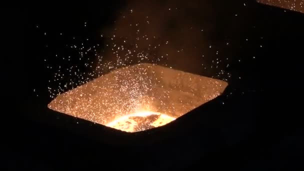 Scânteii de foc sub forma unui metal fierbinte — Videoclip de stoc