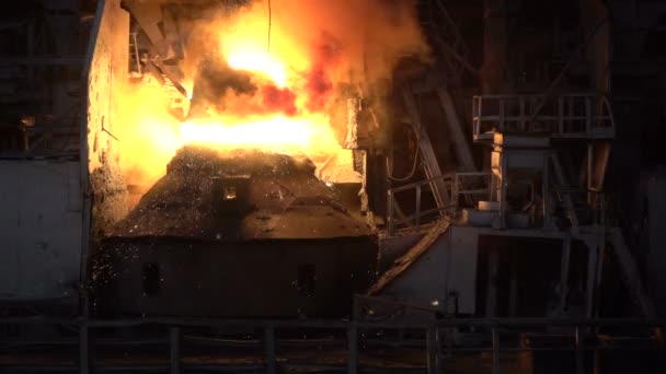 Chispas y fuego durante el proceso de purga hierro oxígeno — Vídeos de Stock