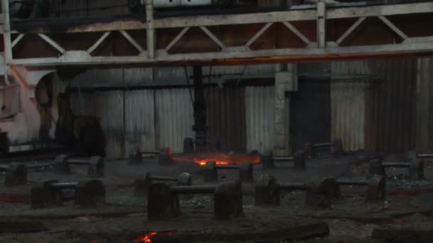 Impianto metallurgico di lavoro, incendio, gru, copertura — Video Stock