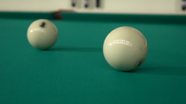 Frapper la bille est le résultat de la rotation 