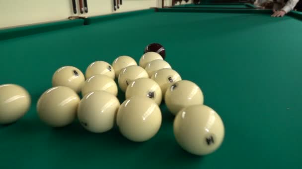 La boule à queue roule pyramide billard russe, laissant la boule à queue fait plusieurs houblons 